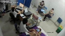 黑客破解医院妇科监控摄像头偷拍 男医生做B超阴超磨蹭温柔插入眼镜少妇不好意思看 截图4