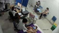 黑客破解医院妇科监控摄像头偷拍 男医生做B超阴超磨蹭温柔插入眼镜少妇不好意思看 截图5
