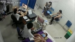 黑客破解医院妇科监控摄像头偷拍 男医生做B超阴超磨蹭温柔插入眼镜少妇不好意思看 截图7