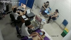 黑客破解医院妇科监控摄像头偷拍 男医生做B超阴超磨蹭温柔插入眼镜少妇不好意思看 截图8