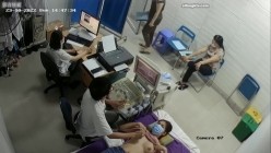 黑客破解医院妇科监控摄像头偷拍 男医生做B超阴超磨蹭温柔插入眼镜少妇不好意思看 截图9