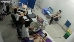 黑客破解医院妇科监控摄像头偷拍 男医生做B超阴超磨蹭温柔插入眼镜少妇不好意思看 截图10