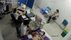 黑客破解医院妇科监控摄像头偷拍 男医生做B超阴超磨蹭温柔插入眼镜少妇不好意思看 截图11