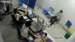 黑客破解医院妇科监控摄像头偷拍 男医生做B超阴超磨蹭温柔插入眼镜少妇不好意思看 截图12