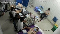 黑客破解医院妇科监控摄像头偷拍 男医生做B超阴超磨蹭温柔插入眼镜少妇不好意思看 截图13