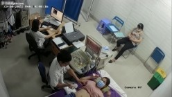 黑客破解医院妇科监控摄像头偷拍 男医生做B超阴超磨蹭温柔插入眼镜少妇不好意思看 截图16