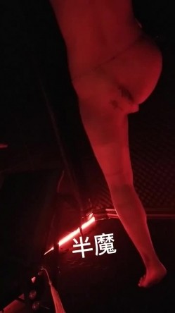 超会玩女的调教大神【伊昂先生MISDO】私拍，羞耻调教良家骚母狗，打火机燃烧深圳白领逼毛真够绝的 截图12