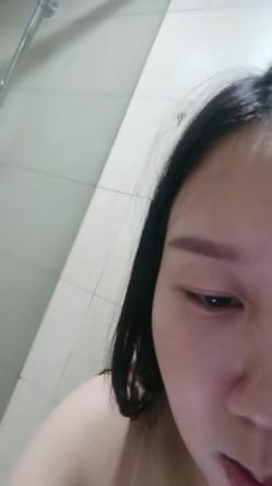 哺乳期少妇露脸一个人在酒店发骚，跟狼友互动奶子太胀，挤奶给狼友看，洗澡诱惑逼逼特写，淫水多多好想被草 截图6