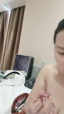 哺乳期少妇露脸一个人在酒店发骚，跟狼友互动奶子太胀，挤奶给狼友看，洗澡诱惑逼逼特写，淫水多多好想被草 截图14