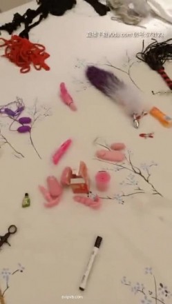 男主同时调教两个女奴，让她们相互舌吻，舔奶，舔逼，最后还往两个女奴嘴里撒尿 截图4
