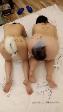 男主同时调教两个女奴，让她们相互舌吻，舔奶，舔逼，最后还往两个女奴嘴里撒尿 截图16