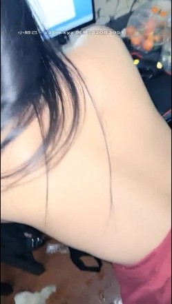 小青年组队在酒吧叫个出台美女小姐到网吧包厢内玩3P妹子非常骚很配合暴力深喉干呕放到电脑桌上肏口爆淫荡对白 截图7