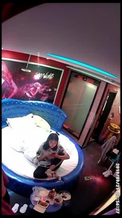 【360】情侣主题宾馆-好骚的年轻大奶妹子啊！被排骨男友抓住奶子狠插 截图4