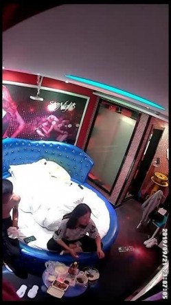 【360】情侣主题宾馆-好骚的年轻大奶妹子啊！被排骨男友抓住奶子狠插 截图5