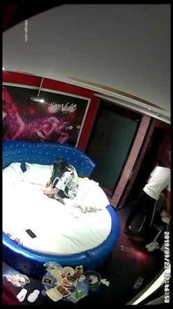 【360】情侣主题宾馆-好骚的年轻大奶妹子啊！被排骨男友抓住奶子狠插 截图11