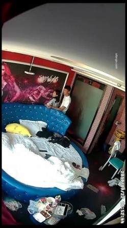 【360】情侣主题宾馆-好骚的年轻大奶妹子啊！被排骨男友抓住奶子狠插 截图13