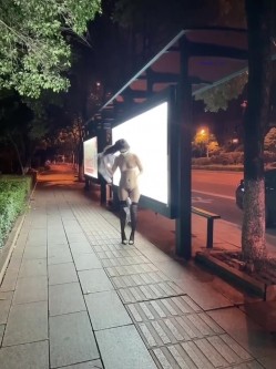 ️震撼流出 ️重磅稀缺 ️极品露出少女『奶油泡芙』和朋友电梯口做爱偶遇邻居回家 满满的兴奋 路边玩穴 野战露出 截图1