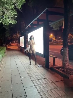 ️震撼流出 ️重磅稀缺 ️极品露出少女『奶油泡芙』和朋友电梯口做爱偶遇邻居回家 满满的兴奋 路边玩穴 野战露出 截图2