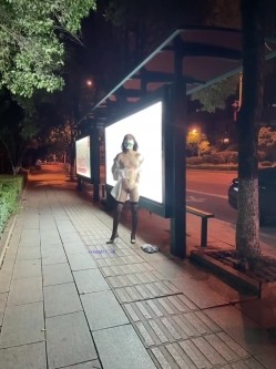 ️震撼流出 ️重磅稀缺 ️极品露出少女『奶油泡芙』和朋友电梯口做爱偶遇邻居回家 满满的兴奋 路边玩穴 野战露出 截图3