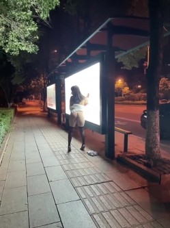 ️震撼流出 ️重磅稀缺 ️极品露出少女『奶油泡芙』和朋友电梯口做爱偶遇邻居回家 满满的兴奋 路边玩穴 野战露出 截图4