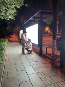 ️震撼流出 ️重磅稀缺 ️极品露出少女『奶油泡芙』和朋友电梯口做爱偶遇邻居回家 满满的兴奋 路边玩穴 野战露出 截图8