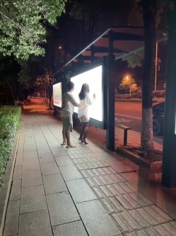 ️震撼流出 ️重磅稀缺 ️极品露出少女『奶油泡芙』和朋友电梯口做爱偶遇邻居回家 满满的兴奋 路边玩穴 野战露出 截图9