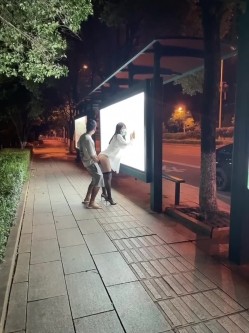 ️震撼流出 ️重磅稀缺 ️极品露出少女『奶油泡芙』和朋友电梯口做爱偶遇邻居回家 满满的兴奋 路边玩穴 野战露出 截图10