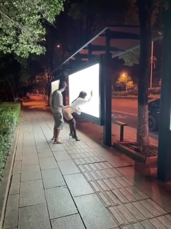 ️震撼流出 ️重磅稀缺 ️极品露出少女『奶油泡芙』和朋友电梯口做爱偶遇邻居回家 满满的兴奋 路边玩穴 野战露出 截图12