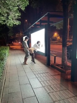 ️震撼流出 ️重磅稀缺 ️极品露出少女『奶油泡芙』和朋友电梯口做爱偶遇邻居回家 满满的兴奋 路边玩穴 野战露出 截图13