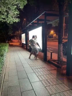 ️震撼流出 ️重磅稀缺 ️极品露出少女『奶油泡芙』和朋友电梯口做爱偶遇邻居回家 满满的兴奋 路边玩穴 野战露出 截图15