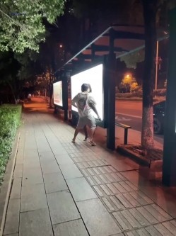 ️震撼流出 ️重磅稀缺 ️极品露出少女『奶油泡芙』和朋友电梯口做爱偶遇邻居回家 满满的兴奋 路边玩穴 野战露出 截图16