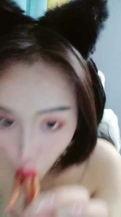 性感的大奶女神深夜的诱惑，全程露脸极品好身材，自己揉捏骚奶子道具激情插逼，无毛骚穴高潮不断精彩刺激 截图3