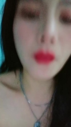 性感的大奶女神深夜的诱惑，全程露脸极品好身材，自己揉捏骚奶子道具激情插逼，无毛骚穴高潮不断精彩刺激 截图4