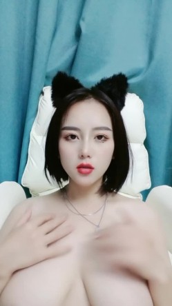 性感的大奶女神深夜的诱惑，全程露脸极品好身材，自己揉捏骚奶子道具激情插逼，无毛骚穴高潮不断精彩刺激 截图12