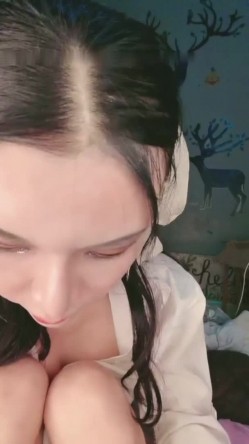 可怜美女生病了还直播赚钱沫熙小仙女身材苗条纤细很长的假鸡巴自慰插出血假道具太长了真够拼的 截图8