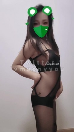 重磅炸弹！万人求档高门槛梦幻联动，顶级绿帽网红大咖联手【绿帽女友+你的大婊姐】私拍，当着男友的面给戴绿帽子 截图6