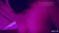 武汉富二代泡良大神「Y先生」推特约炮实录 浴缸爆操露脸少妇，镜前后入A4腰，4P调教两只小母狗，沙发大战纹身荡女 截图6