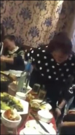 东北某同学聚会女同学现场解开胸罩比奶子大小 截图1