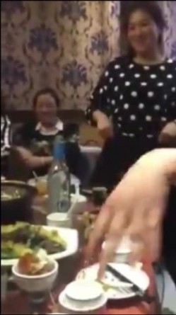 东北某同学聚会女同学现场解开胸罩比奶子大小 截图3