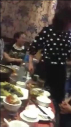 东北某同学聚会女同学现场解开胸罩比奶子大小 截图5
