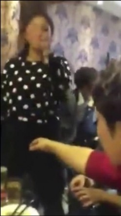 东北某同学聚会女同学现场解开胸罩比奶子大小 截图7