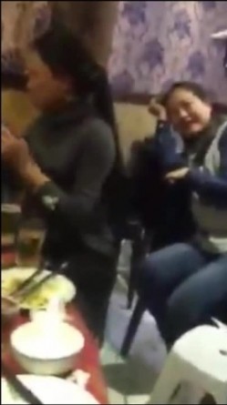 东北某同学聚会女同学现场解开胸罩比奶子大小 截图9