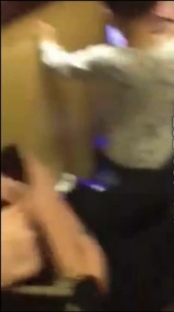 东北某同学聚会女同学现场解开胸罩比奶子大小 截图12