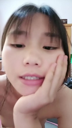 相貌清纯的邻家妹妹露脸全裸自慰 表情可爱眼神灵动特写私处自慰 截图7