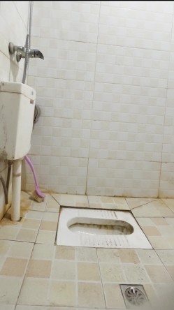 过年走亲戚本想偷拍表姐尿尿,想不到表姐直接衣服脱光了洗了个澡,竟然站着也能精准的尿到便池洞里面（附偷拍的几张表姐生活照） 截图1