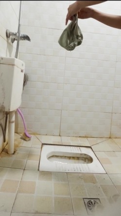 过年走亲戚本想偷拍表姐尿尿,想不到表姐直接衣服脱光了洗了个澡,竟然站着也能精准的尿到便池洞里面（附偷拍的几张表姐生活照） 截图2
