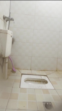 过年走亲戚本想偷拍表姐尿尿,想不到表姐直接衣服脱光了洗了个澡,竟然站着也能精准的尿到便池洞里面（附偷拍的几张表姐生活照） 截图13