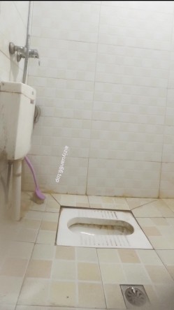 过年走亲戚本想偷拍表姐尿尿,想不到表姐直接衣服脱光了洗了个澡,竟然站着也能精准的尿到便池洞里面（附偷拍的几张表姐生活照） 截图14