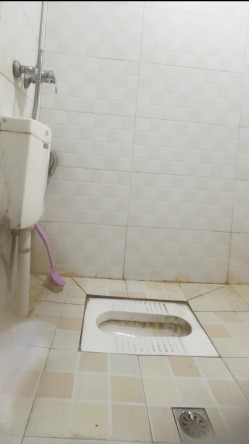 过年走亲戚本想偷拍表姐尿尿,想不到表姐直接衣服脱光了洗了个澡,竟然站着也能精准的尿到便池洞里面（附偷拍的几张表姐生活照） 截图15