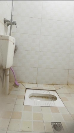 过年走亲戚本想偷拍表姐尿尿,想不到表姐直接衣服脱光了洗了个澡,竟然站着也能精准的尿到便池洞里面（附偷拍的几张表姐生活照） 截图16